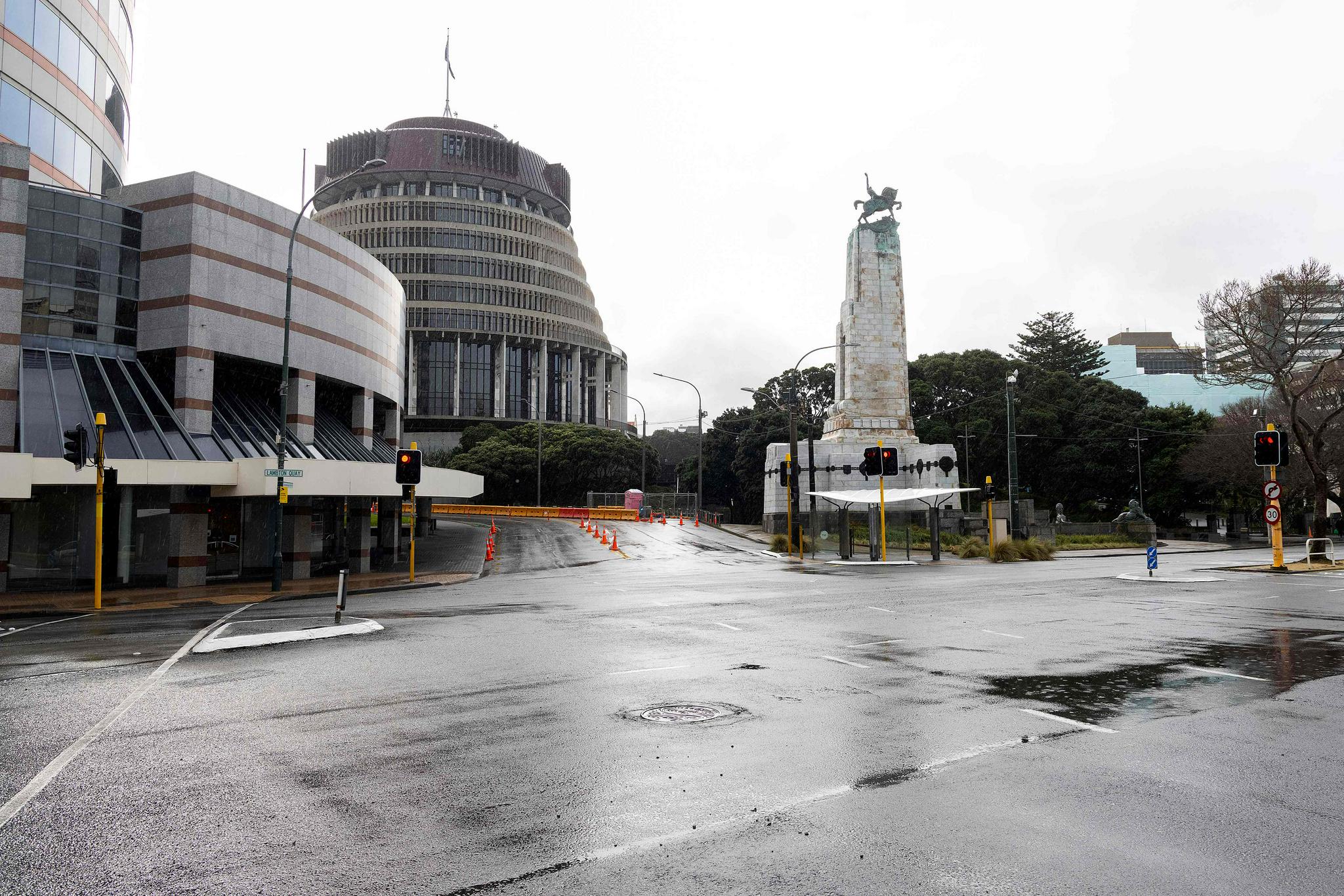 这是8月18日拍摄的新西兰惠灵顿空荡荡的街头.新华社/法新