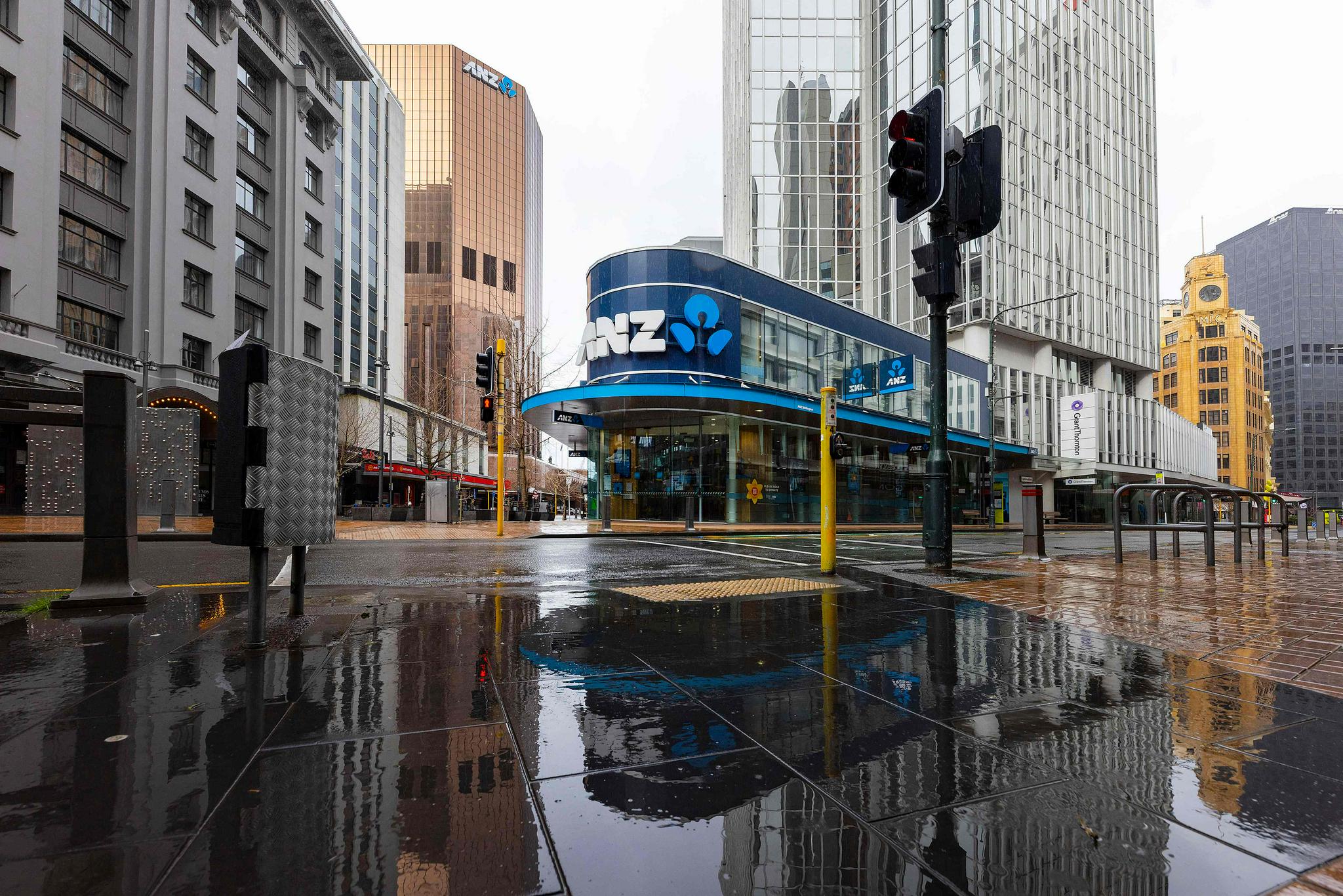 这是8月18日拍摄的新西兰惠灵顿空荡荡的街头.新华社/法新