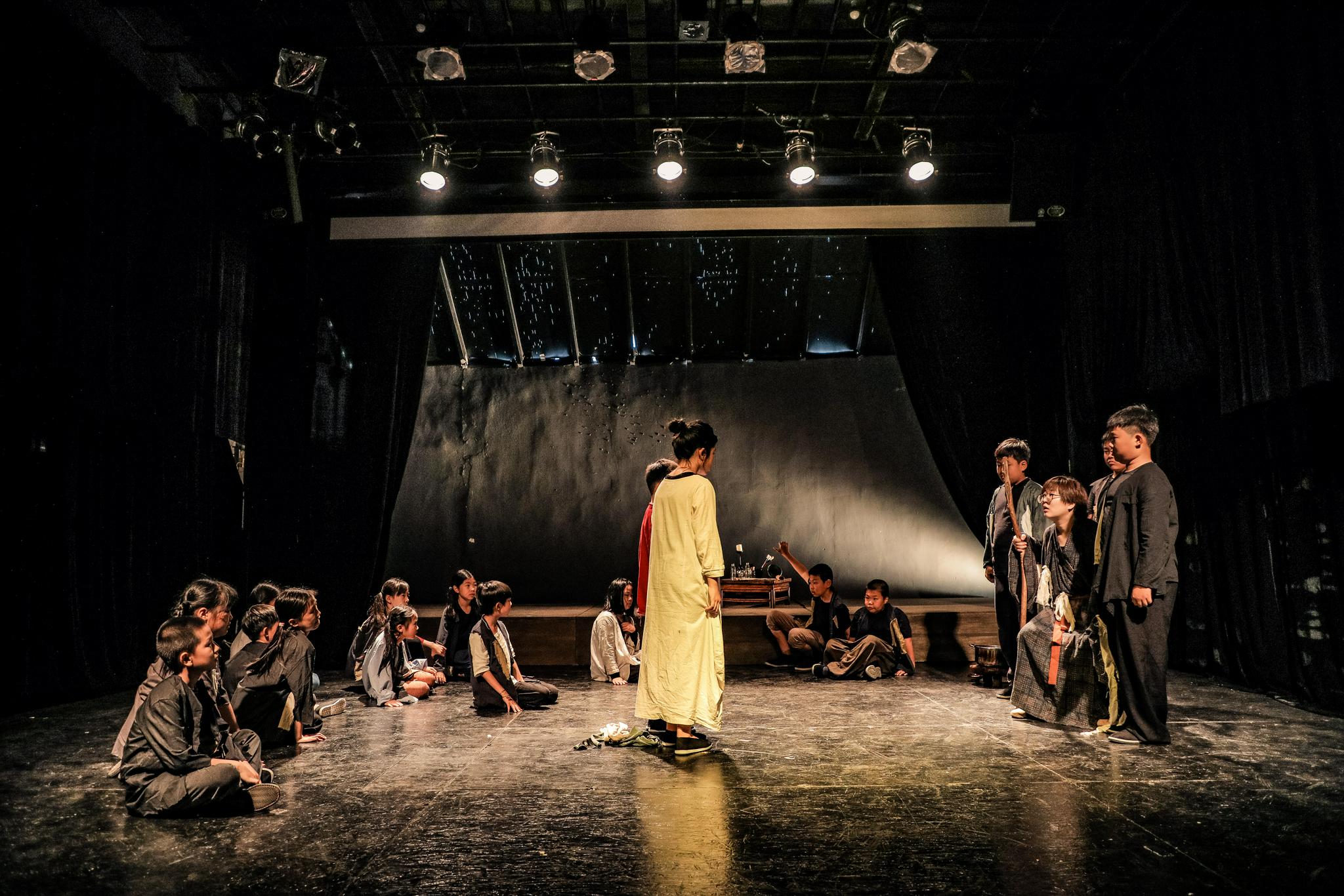 社合作,发行了出版教材《教育戏剧实践指南课程计划》(上)(中)(下),并