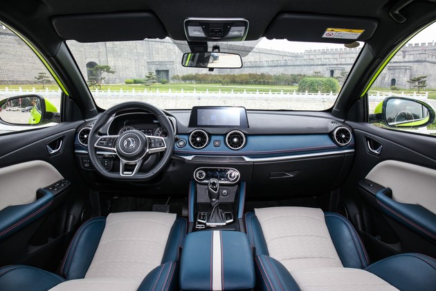 正文三色配色内饰 内饰部分,为了打造更年轻的驾驶氛围,风光500内饰