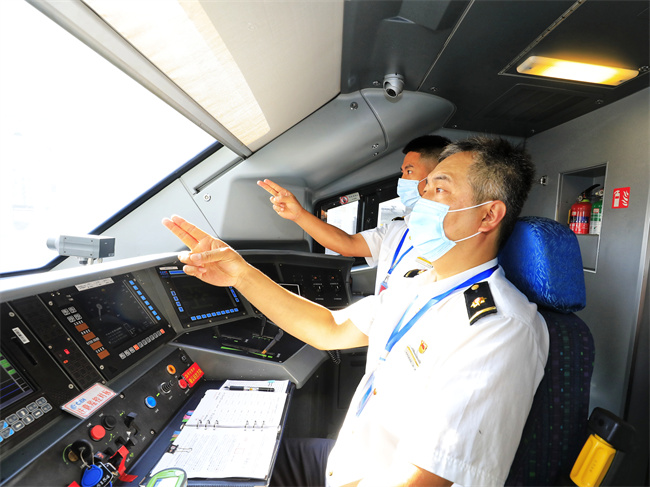 牡佳高铁驾驶员正在驾驶列车.原勇 摄