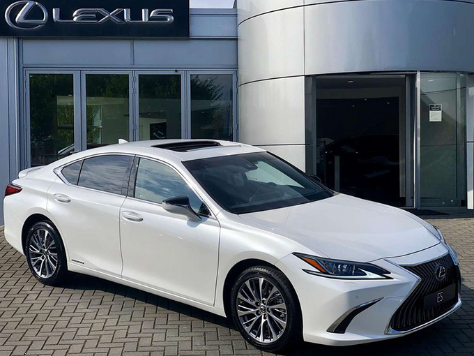 雷克萨斯es300h实拍曝光!换搭新动力,内饰更豪华,安全配置丰富