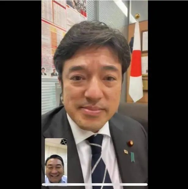 民进党“立委”王定宇（左小）与日本防卫副大臣中山泰秀（右大）视频通话截图。