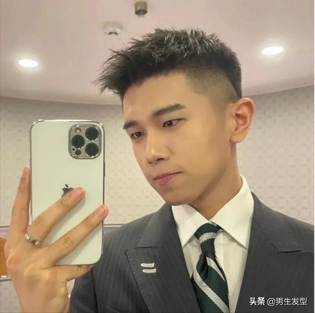 男生别乱剪短发留这3款露额发型颜值更高更帅气