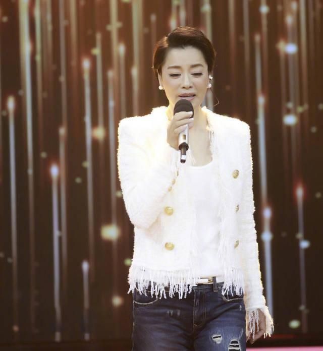 毛阿敏老了唱歌跑调穿紧身裙肚腩泛滥不修图就是真实的老人