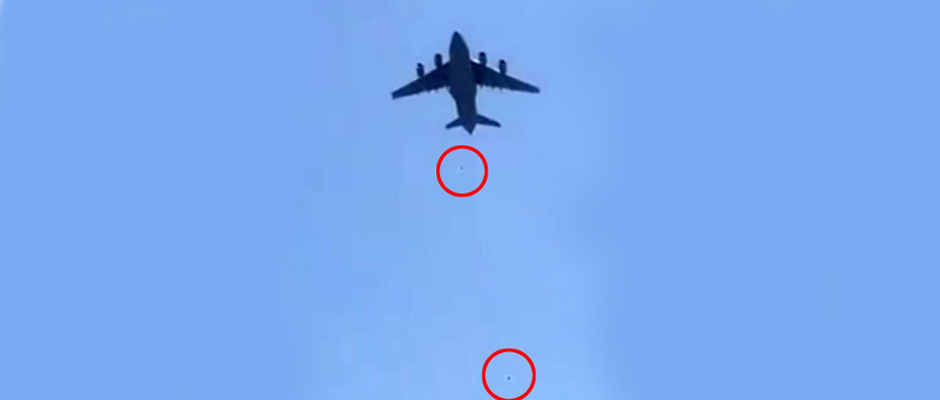 ▲视频画面显示，有两人从美军运输机上坠落。