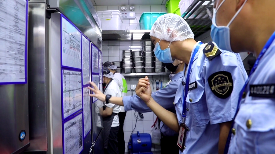 执法人员现场检查“网红”饮品店。（央广网发 通讯员区海鹏供图）