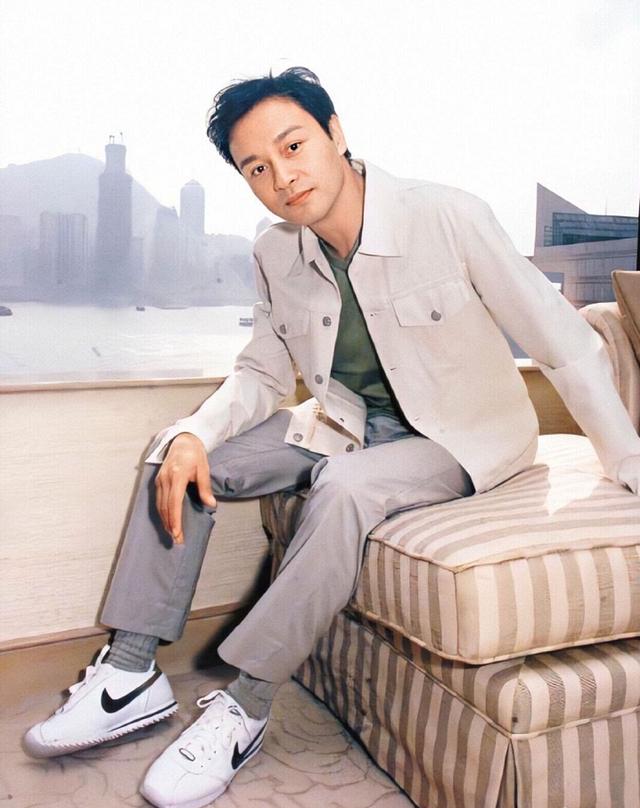 张国荣有多潮?nike鞋,西服叠穿和金丝眼镜,都是哥哥玩剩下的