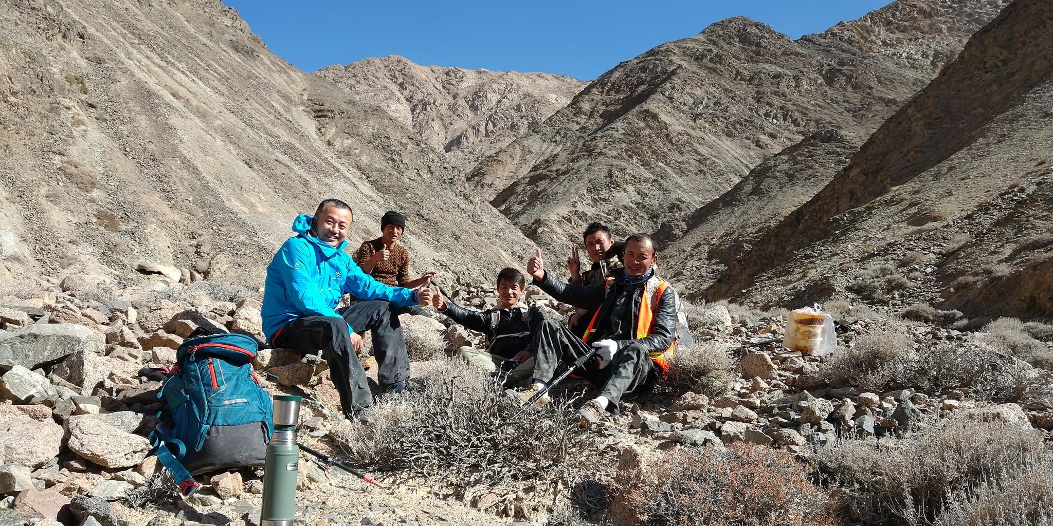 登山途中与帮忙运送物资的藏族兄弟相遇，左一为邓李才。研究团队供图