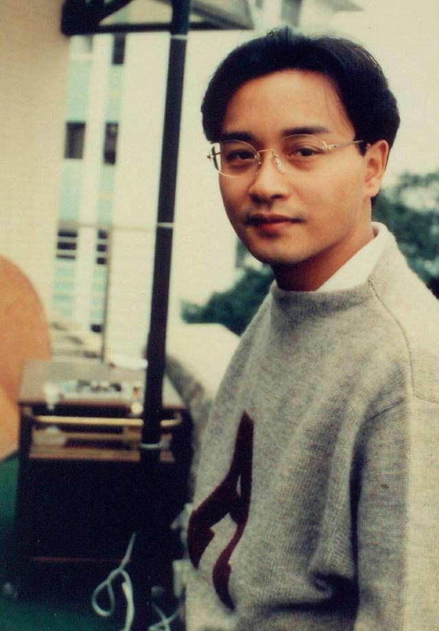 张国荣有多潮?nike鞋,西服叠穿和金丝眼镜,都是哥哥玩剩下的