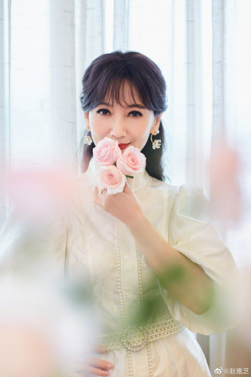 赵雅芝最新写真曝光手拿玫瑰气质优雅