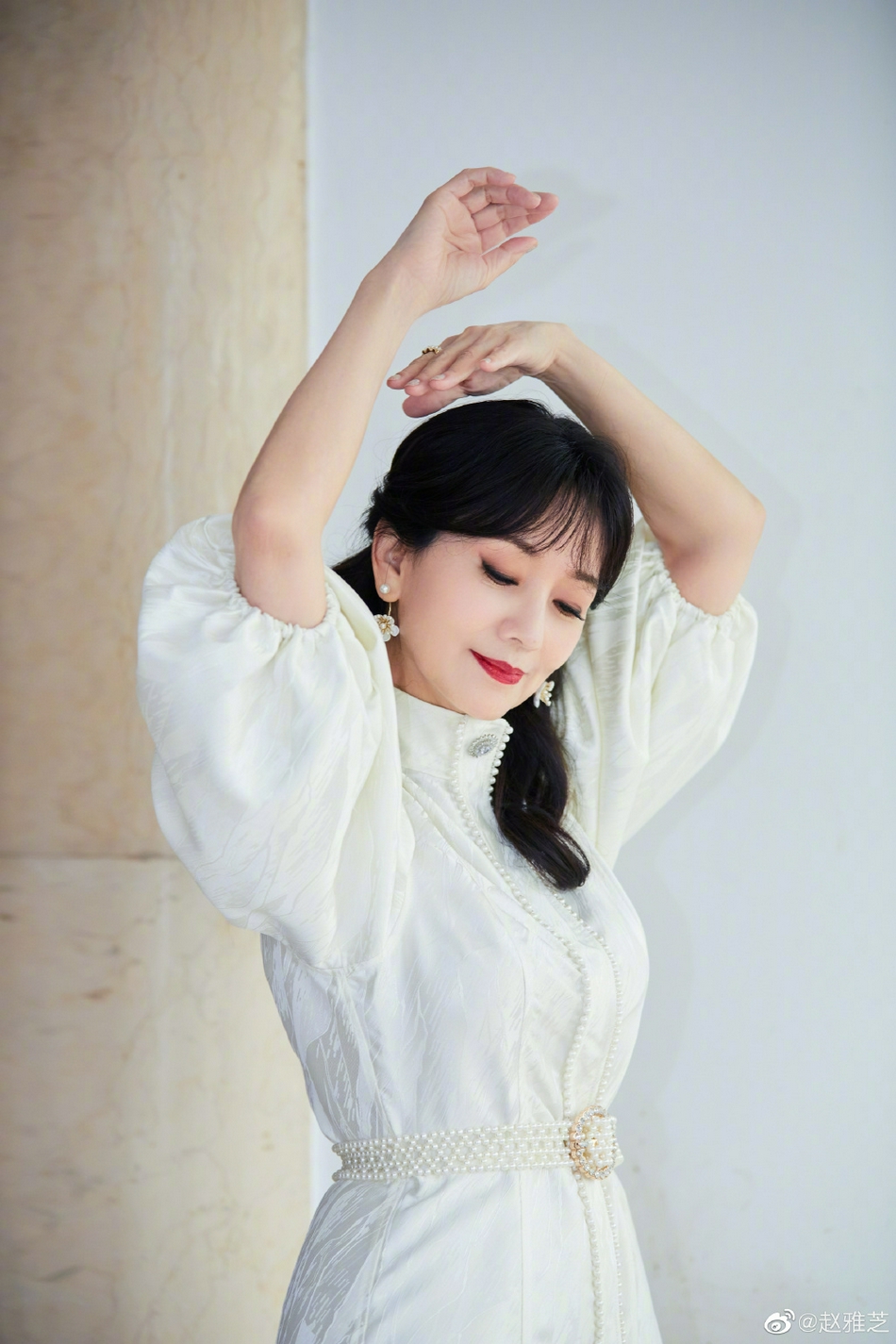 赵雅芝最新写真曝光手拿玫瑰气质优雅