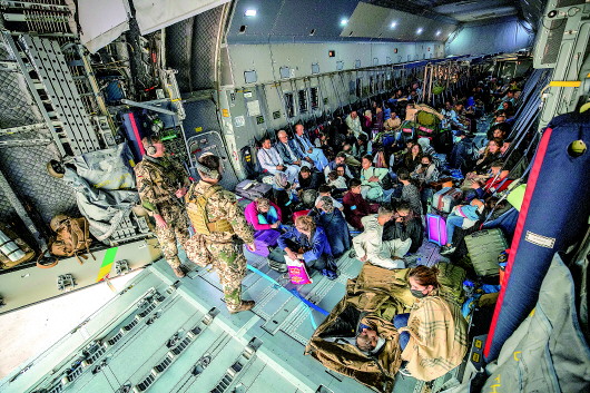 这张从社交媒体获得的照片显示,8月17日,从阿富汗撤离的人员乘坐