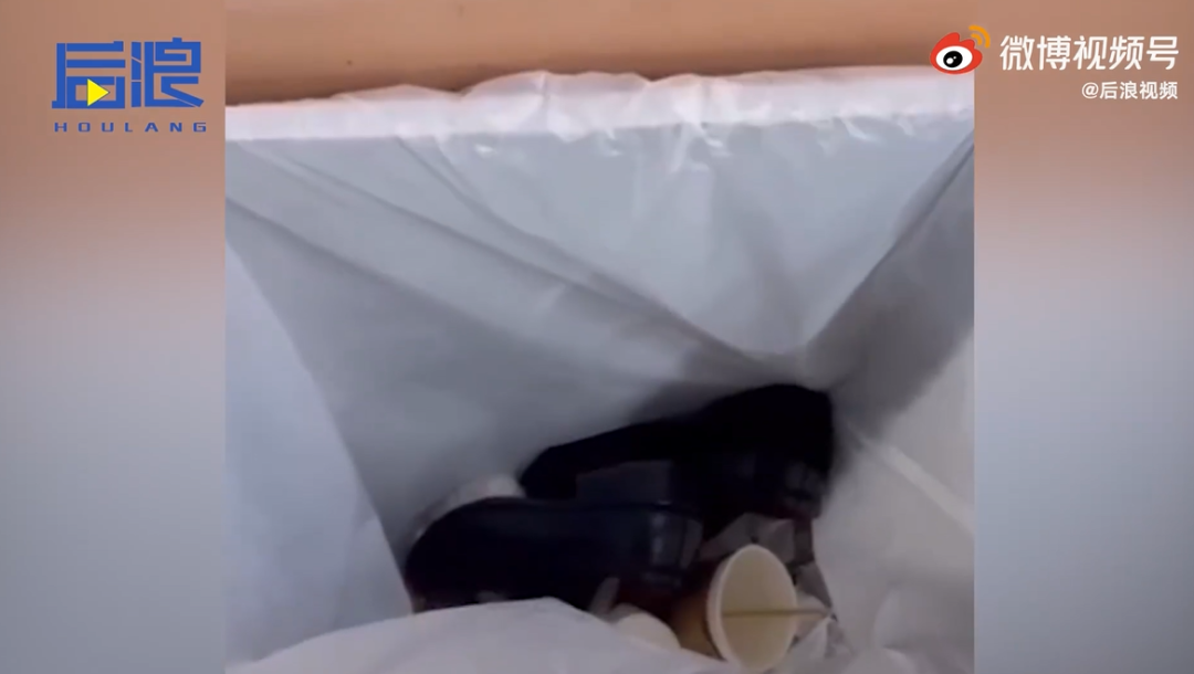 男子侧躺“霸座”，鞋被扔进垃圾箱？上海地铁：正在核实休闲区蓝鸢梦想 - Www.slyday.coM