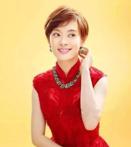 孙俪女人味爆发！金发配开叉绿旗袍变冷艳特工，唇下痦子更添风情休闲区蓝鸢梦想 - Www.slyday.coM