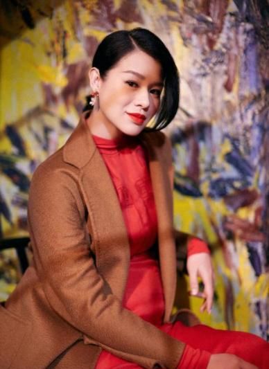 拼命三娘胡杏儿怀孕7个月还上春晚穿红色连衣裙显气质