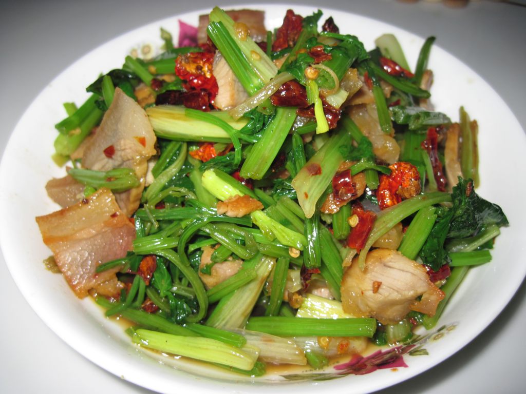 咸香入味的芹菜炒腊肉鲜嫩脆爽营养丰富好吃到你合不上嘴巴