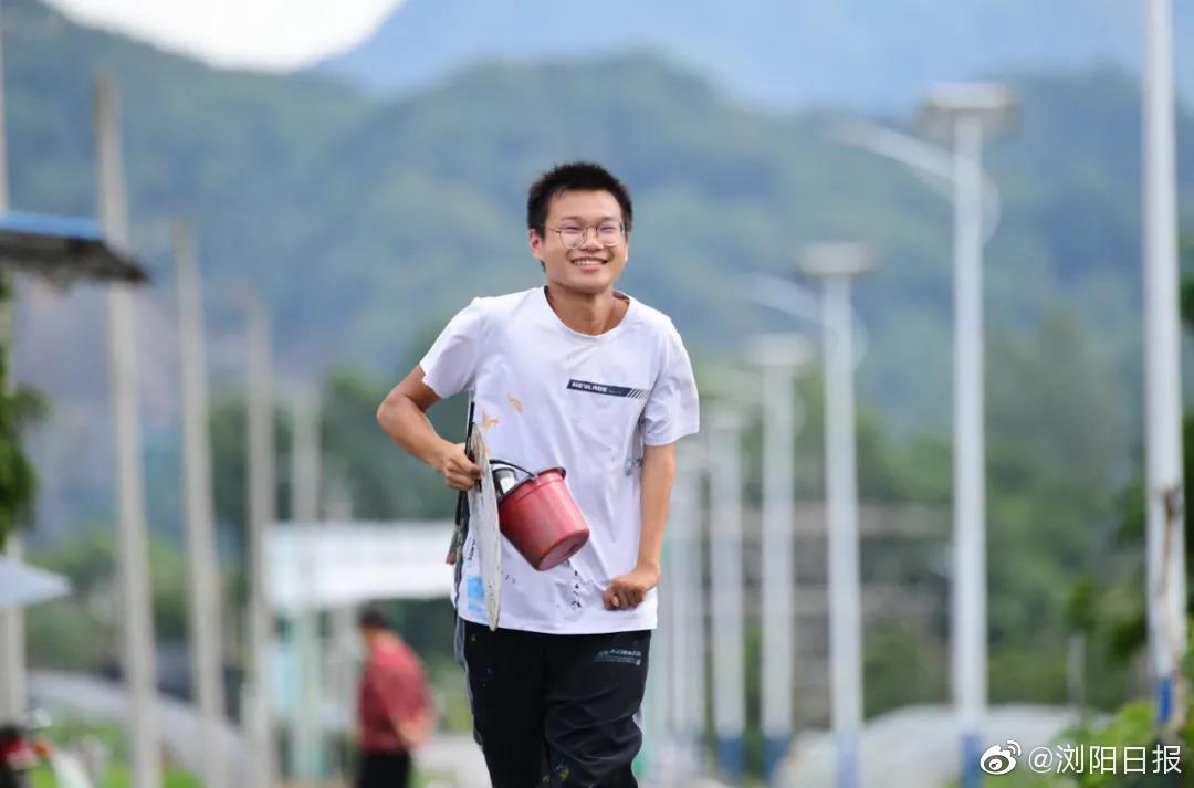 浏阳 伢子勇敢追梦,单手绘出精彩人生!|浏阳市|大学_新浪新闻