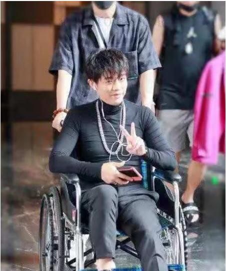 凤凰传奇曾毅无法行走坐轮椅出行疑似内蒙录制节目出事