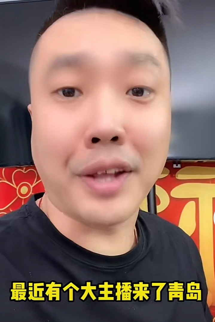 网红姜涛吐槽青岛饺子太贵,遭当地市民气愤围堵,闹到出动民警