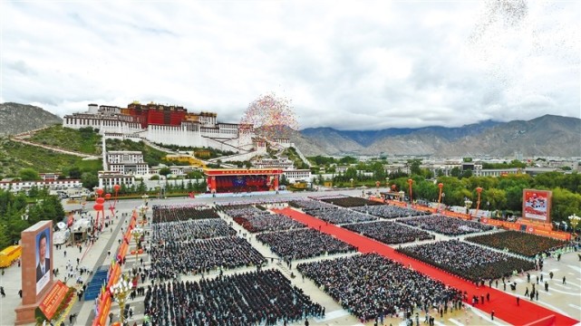 8月19日,庆祝西藏和平解放70周年大会现场.记者 次仁平措 摄