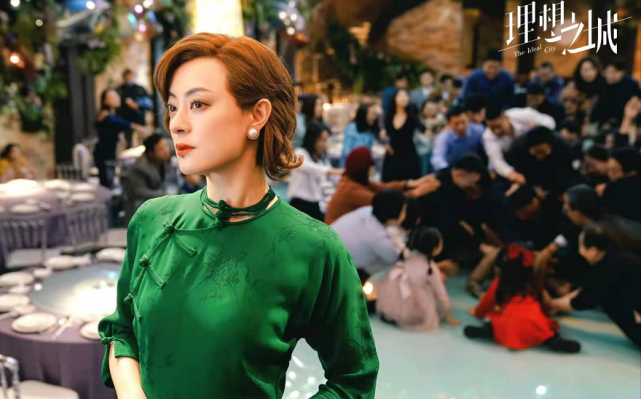 孙俪女人味爆发！金发配开叉绿旗袍变冷艳特工，唇下痦子更添风情休闲区蓝鸢梦想 - Www.slyday.coM