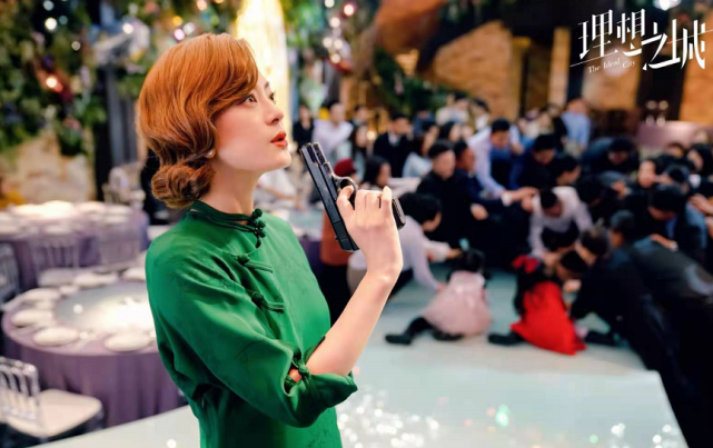 孙俪女人味爆发！金发配开叉绿旗袍变冷艳特工，唇下痦子更添风情休闲区蓝鸢梦想 - Www.slyday.coM