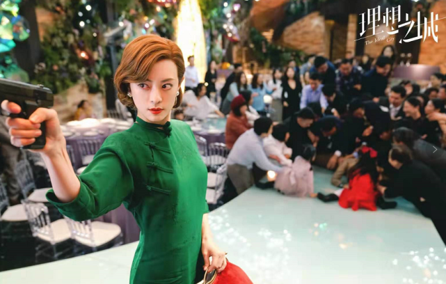 孙俪女人味爆发！金发配开叉绿旗袍变冷艳特工，唇下痦子更添风情休闲区蓝鸢梦想 - Www.slyday.coM