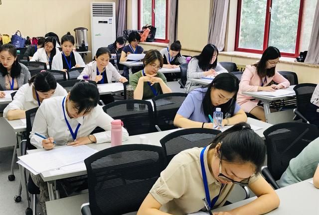 那就是参加教师招聘考试,想要光明正大地成为一名编制教师,也过上自己