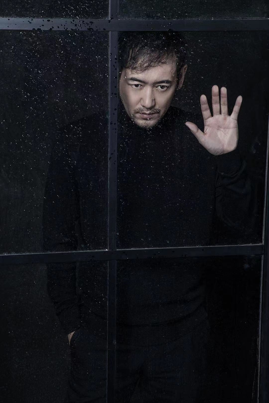 微驼背也被表扬这位中年大叔魅力绝了眼神完全就是电影海报感