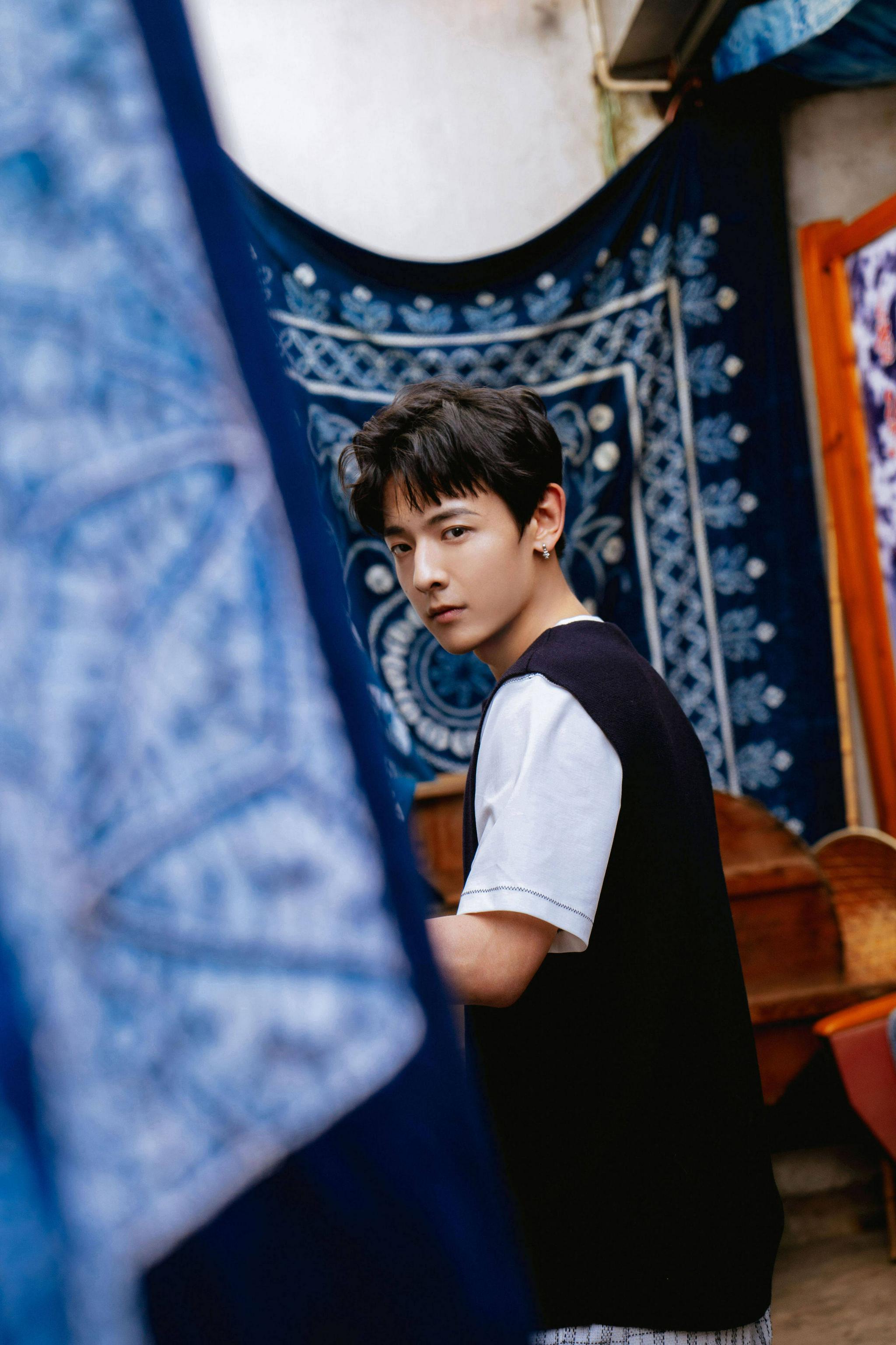 白澍又见大理写真曝光 清俊少年尽显诗意表达