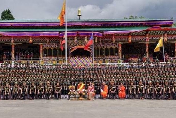 不丹王室齐聚阅兵式国王主动搂王后秀恩爱5岁龙太子一脸苦相