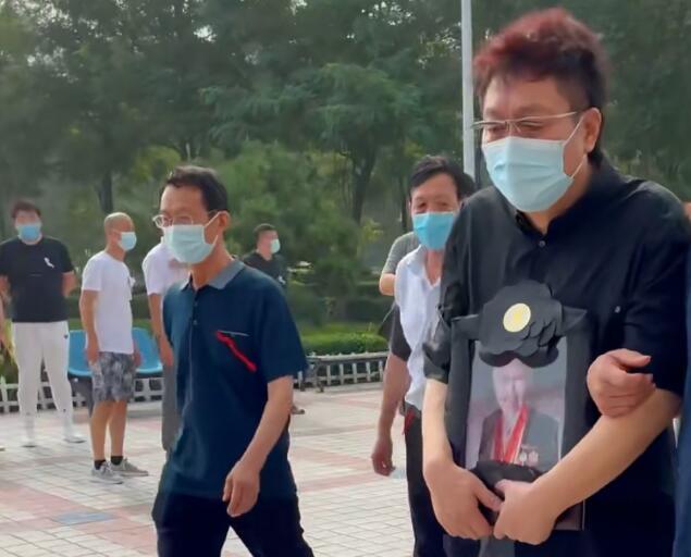 王为念出席母亲的头七仪式后悔因送别于月仙没见妈妈最后一面