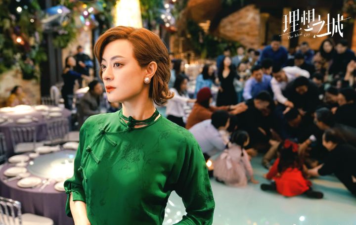 孙俪造型大突破！烫金色卷发穿旗袍，罕见浓妆艳抹变美艳女特工休闲区蓝鸢梦想 - Www.slyday.coM