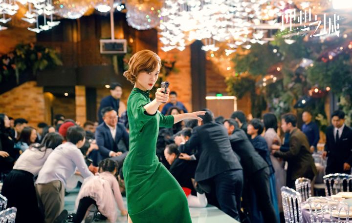 孙俪造型大突破！烫金色卷发穿旗袍，罕见浓妆艳抹变美艳女特工休闲区蓝鸢梦想 - Www.slyday.coM