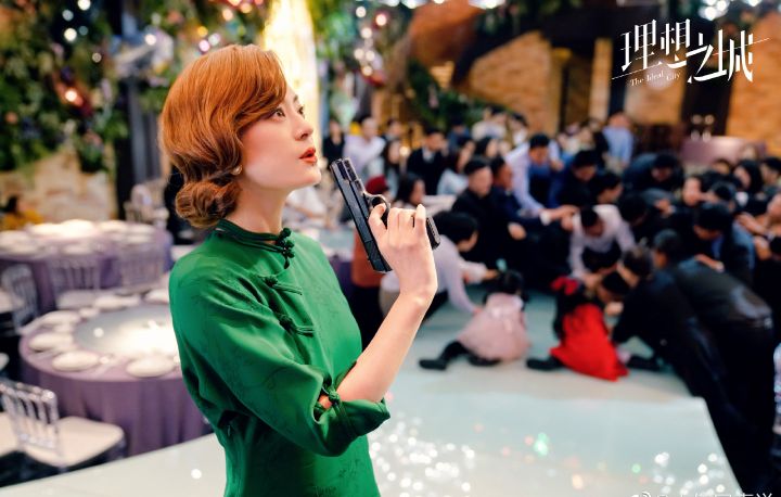 孙俪造型大突破！烫金色卷发穿旗袍，罕见浓妆艳抹变美艳女特工休闲区蓝鸢梦想 - Www.slyday.coM