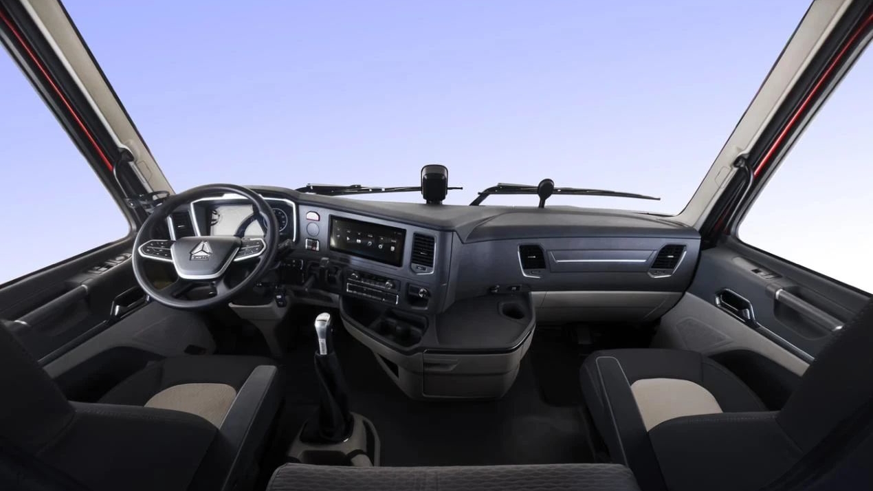 诚然,我见过内饰更豪华的进口重卡,但在国产车中,howo max在科技感的