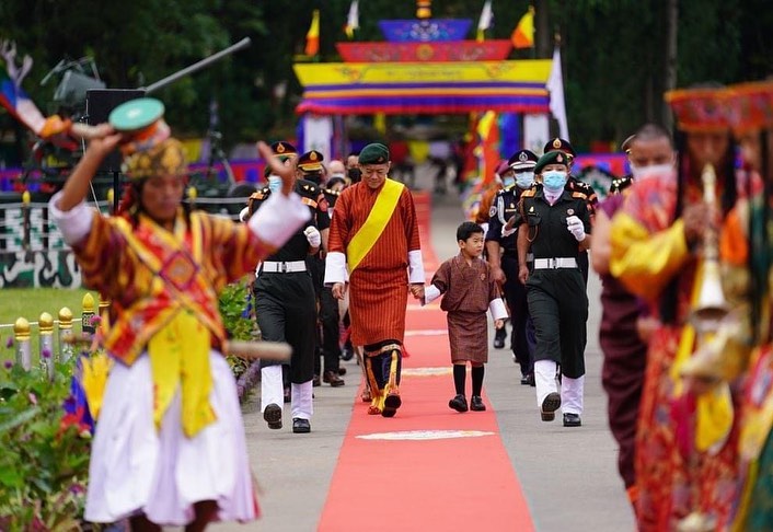 不丹王室齐聚阅兵式国王主动搂王后秀恩爱5岁龙太子一脸苦相