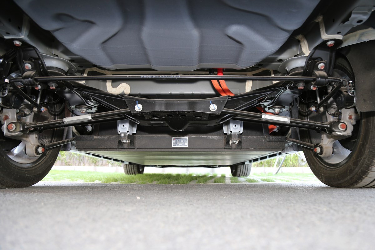 底盘悬架部分,秦pro ev采用了前麦弗逊式独立悬架 后多连杆式独立悬架