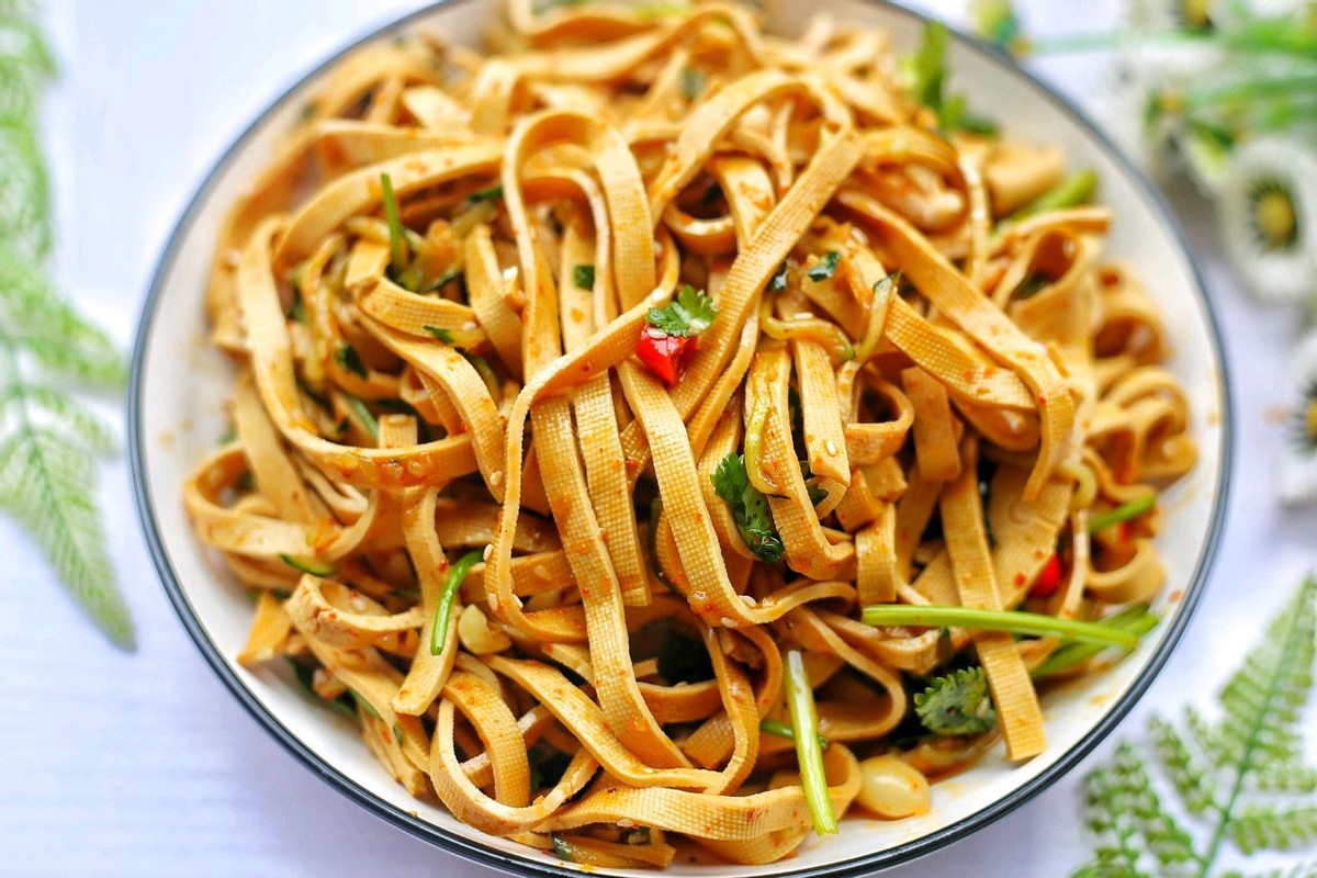 家常凉拌豆腐皮5分钟就能端上桌爽口下饭大人小孩都爱吃