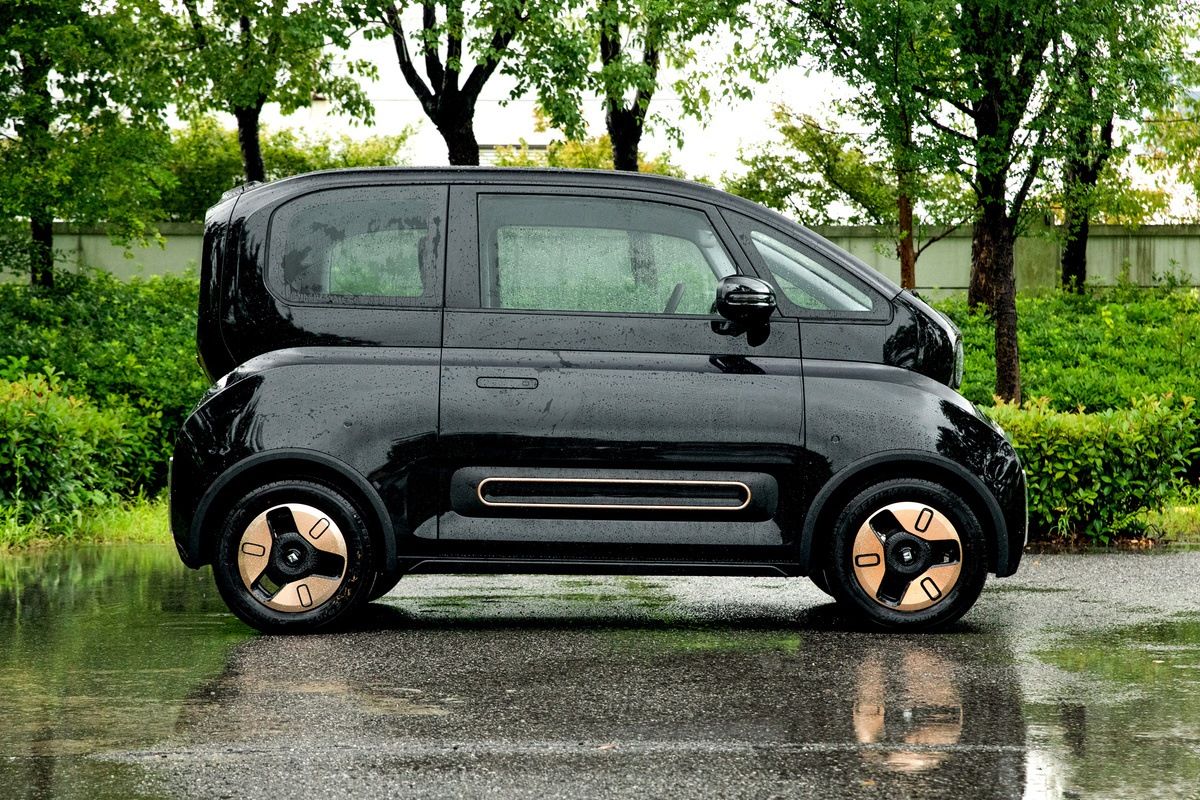 "宝骏kiwi ev真正拥有概念车的外观,且一看就知道这是台纯电动车".