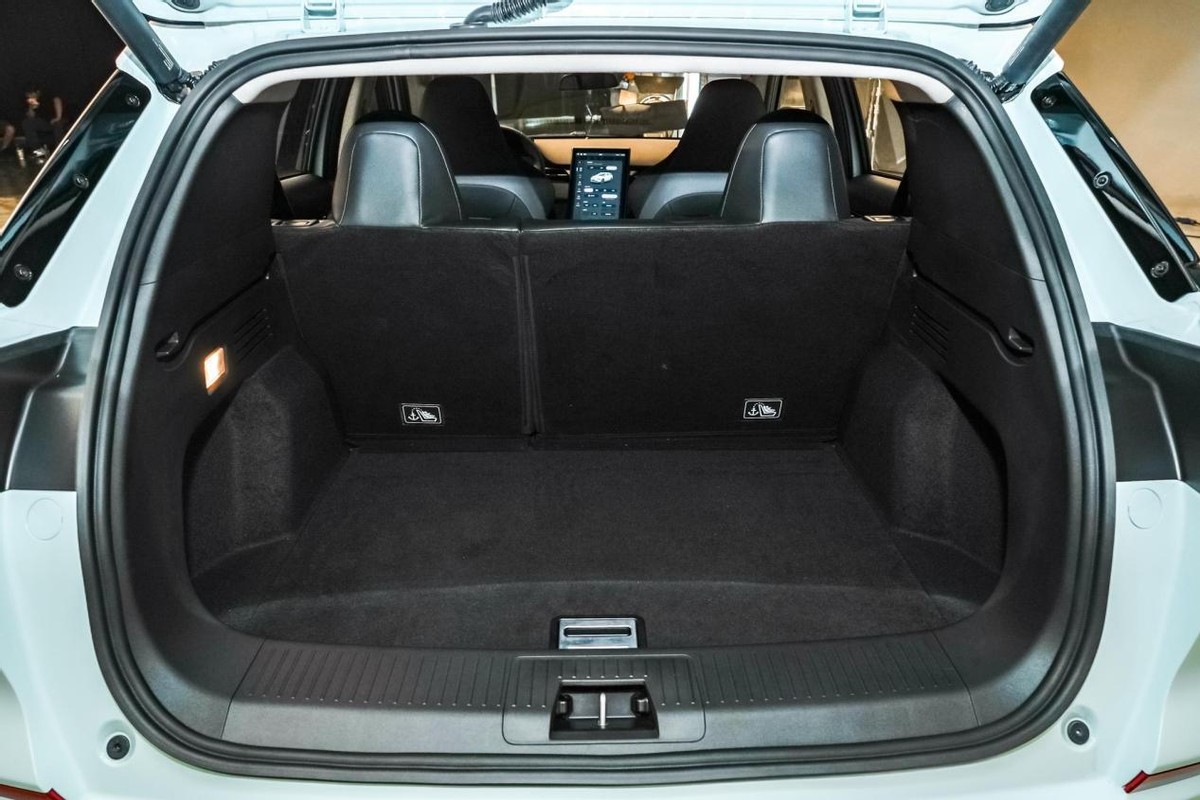 小鹏g3i的后备箱空间内部有一部分被轮拱侵占,但好在整体规整度还不错