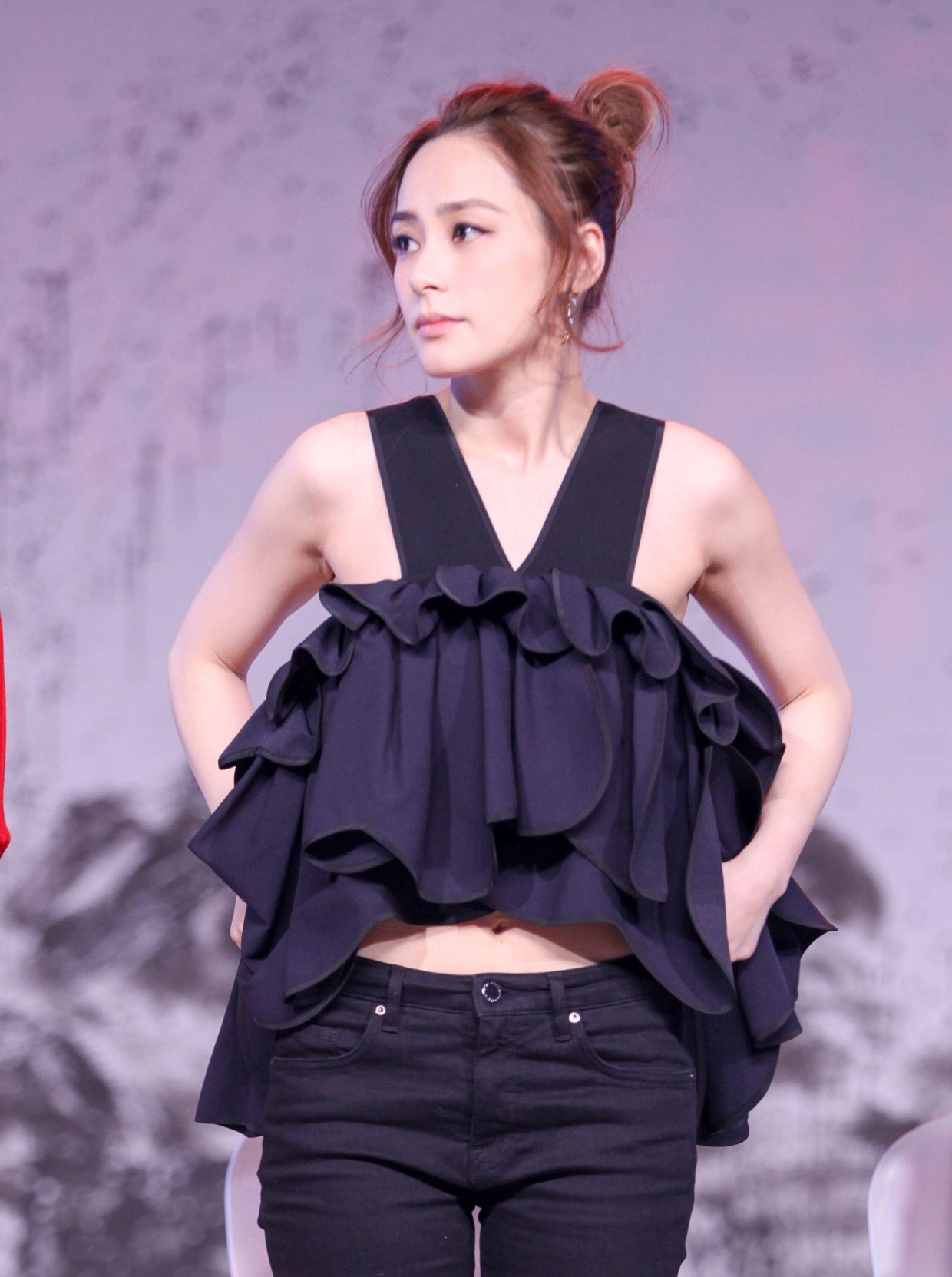 阿娇钟欣潼骨子里藏着"富态美",穿格纹西装走机场,气质满分