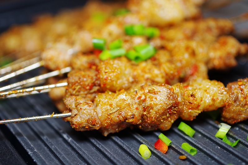 来去撸串,牛羊肉串肥瘦相间鲜嫩多汁,火候掌握得非常好,入味爽口满嘴