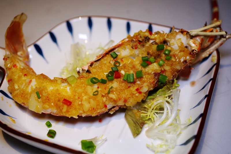 烤小青龙,两种做法,一个芝士一个蒜蓉,蒜蓉入味肉质饱满弹牙,旁边美女