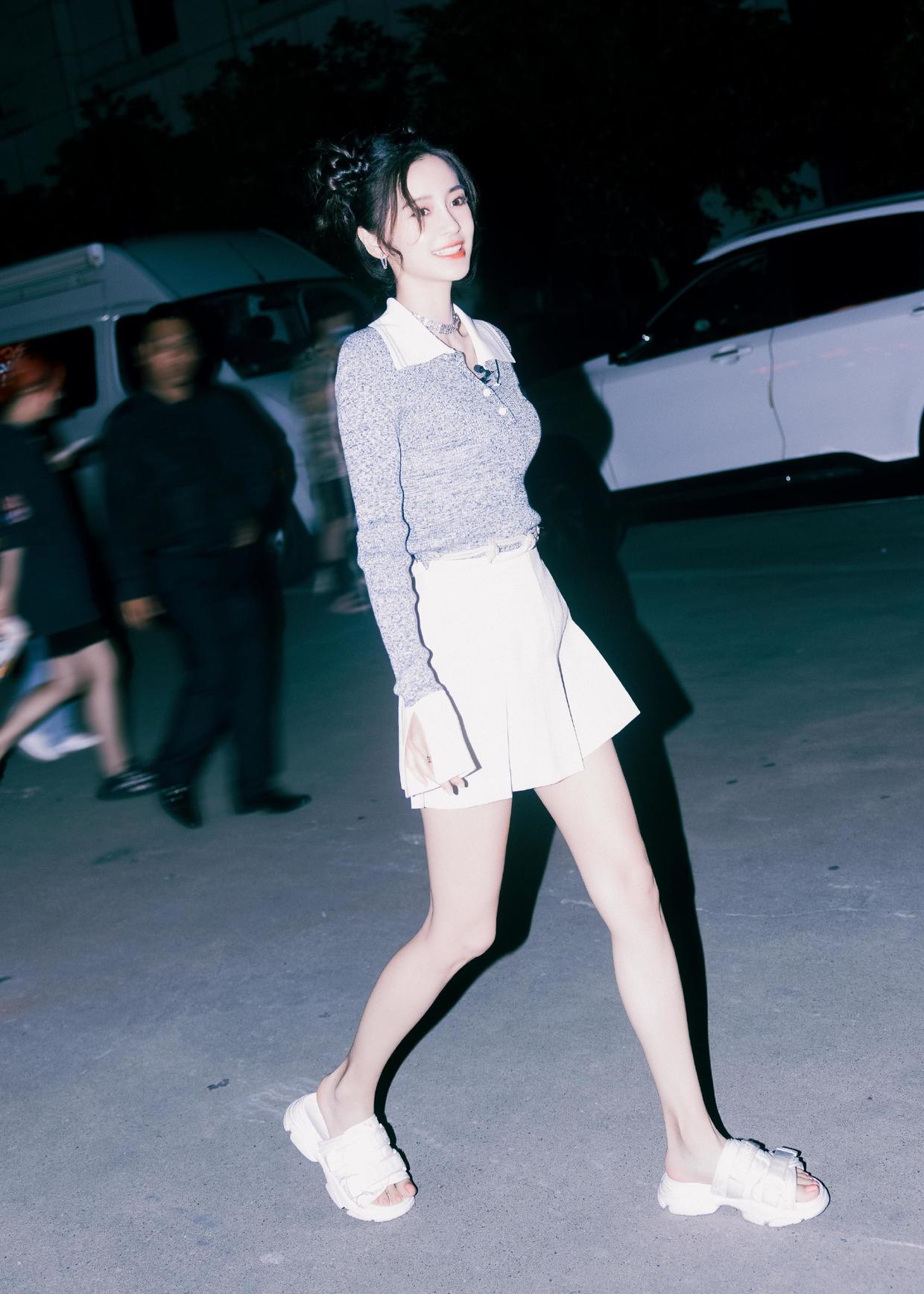 angelababy真没妈妈样抹胸背心配牛仔外套秀出蛮腰真惹眼