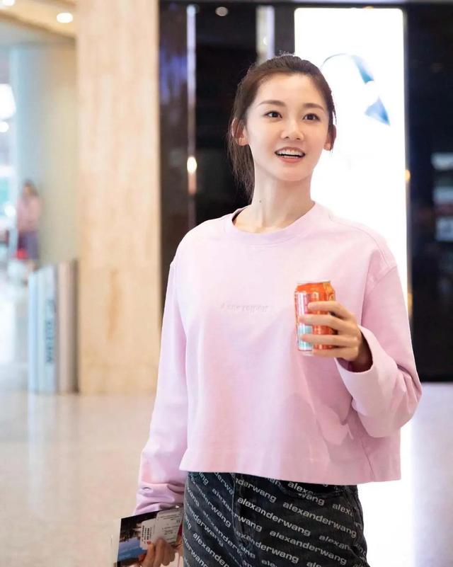 苗苗真讨人喜欢穿衣有范性格也真实不做难怪被郑恺宠成小女孩