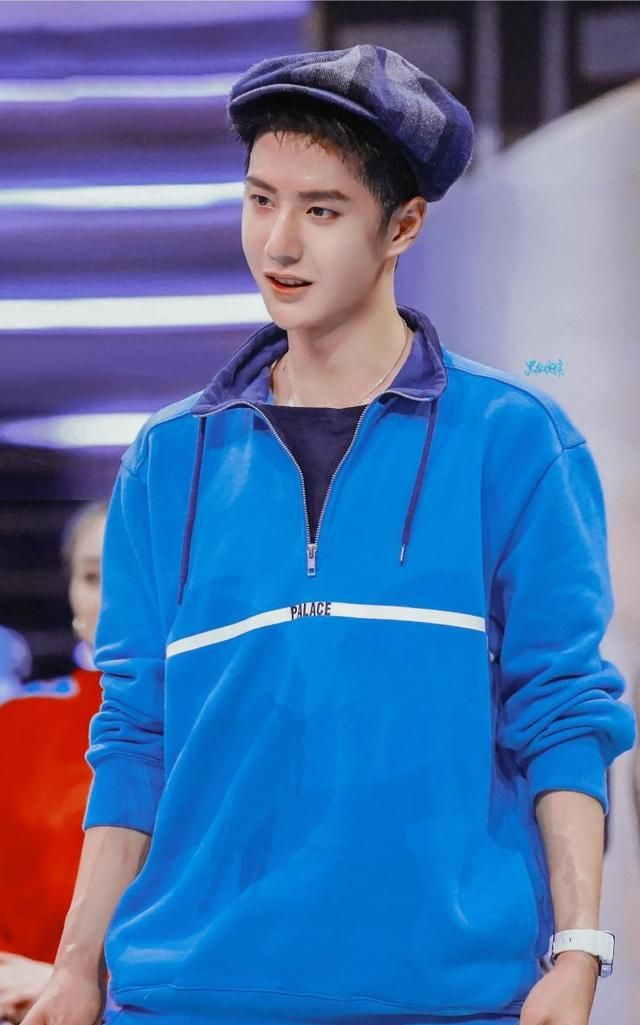 王一博舞跳的好时尚感也不差简约卫衣配报童帽气质内敛真有型