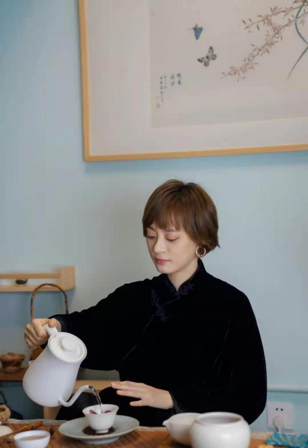 孙俪造型大突破！烫金色卷发穿旗袍，罕见浓妆艳抹变美艳女特工休闲区蓝鸢梦想 - Www.slyday.coM