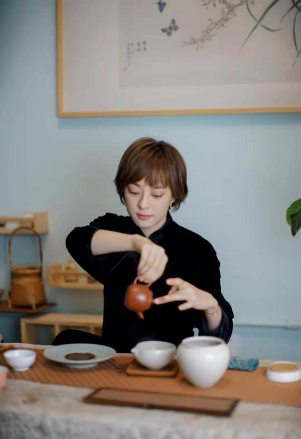 孙俪造型大突破！烫金色卷发穿旗袍，罕见浓妆艳抹变美艳女特工休闲区蓝鸢梦想 - Www.slyday.coM